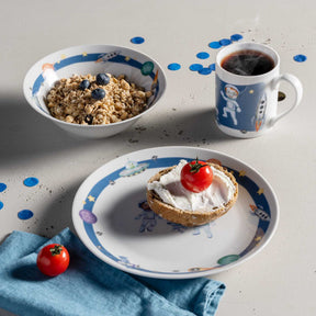 Kindergeschirr BAMBINI AVVENTURA mit Müsli, Toast und Kaffee auf Tisch arrangiert