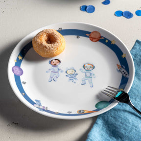 Kindergeschirr BAMBINI AVVENTURA mit Astronauten-Motiv, Donut und Gabel auf Teller