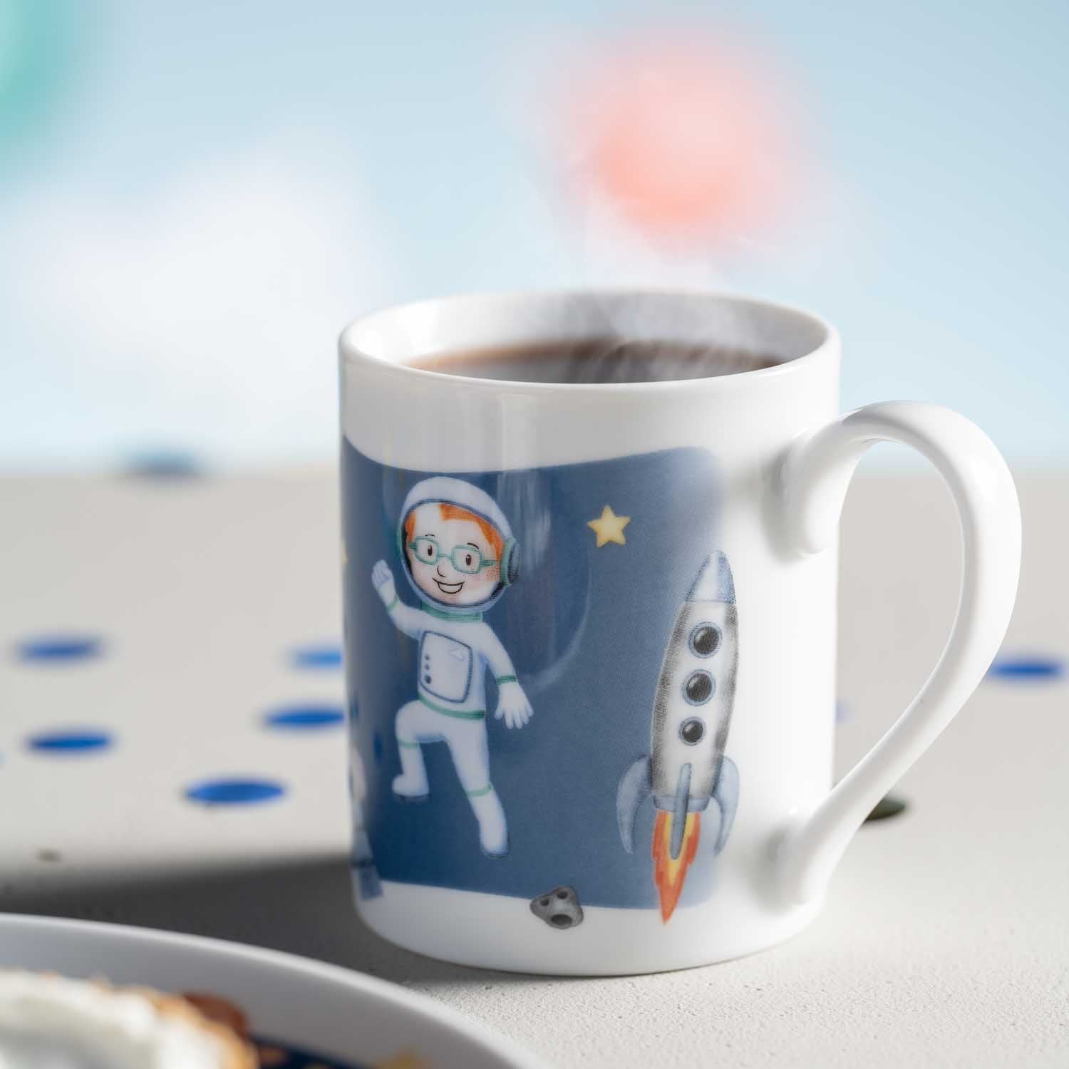 Kindergeschirr BAMBINI AVVENTURA mit Astronaut, Rakete und Stern auf Tisch