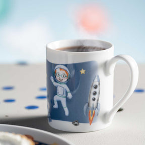 Kindergeschirr BAMBINI AVVENTURA mit Astronaut, Rakete und Stern auf Tisch