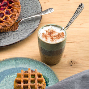 Becher MATERA mit Kaffee und Kakao auf Holztisch mit Gebäck