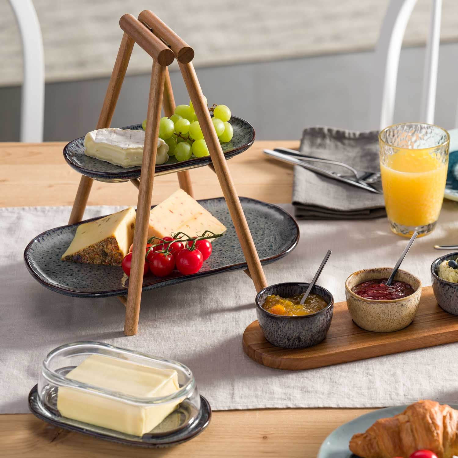 Keramikplatte MATERA anthrazit auf gedecktem Frühstückstisch mit Früchten und Gebäck