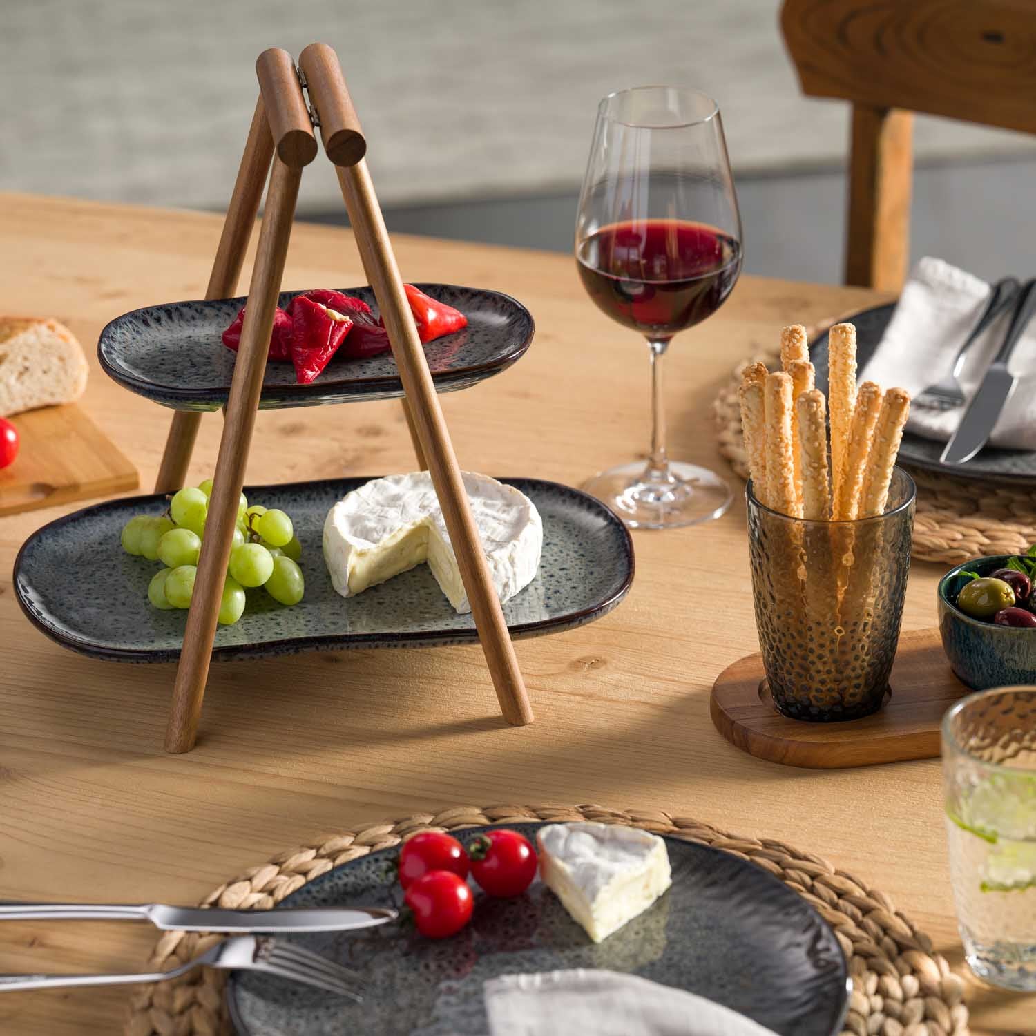 Etagere MATERA mit Obst, Käse und Brot auf gedecktem Tisch