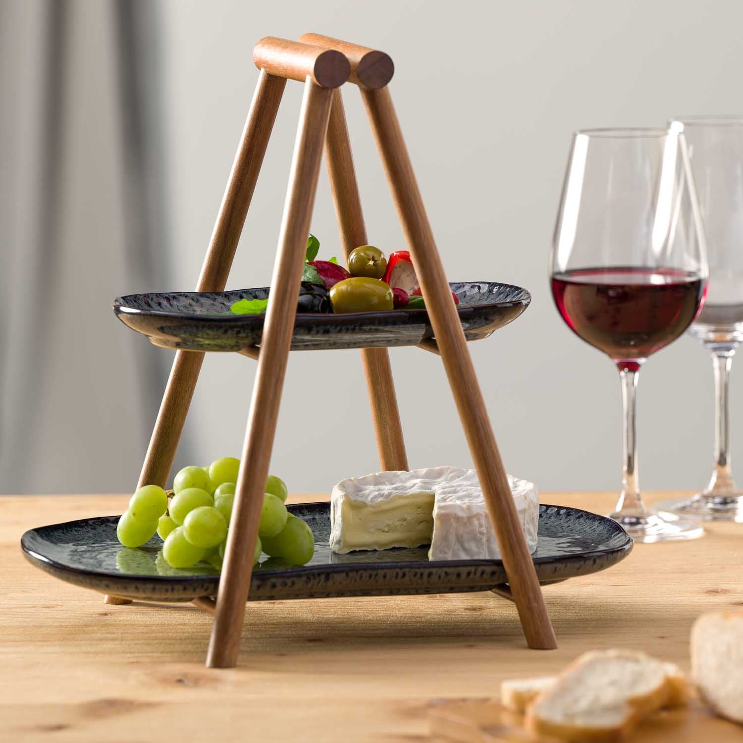 Etagere MATERA auf gedecktem Tisch mit Trauben, Käse, Oliven und Weingläsern