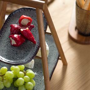 Etagere MATERA mit roten Paprikaschoten und grünen Trauben bestückt