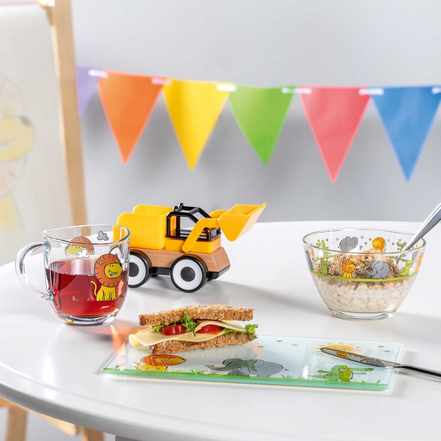 Tasse BAMBINI 280 ml Löwe auf gedecktem Kindertisch mit Sandwich und Cerealien