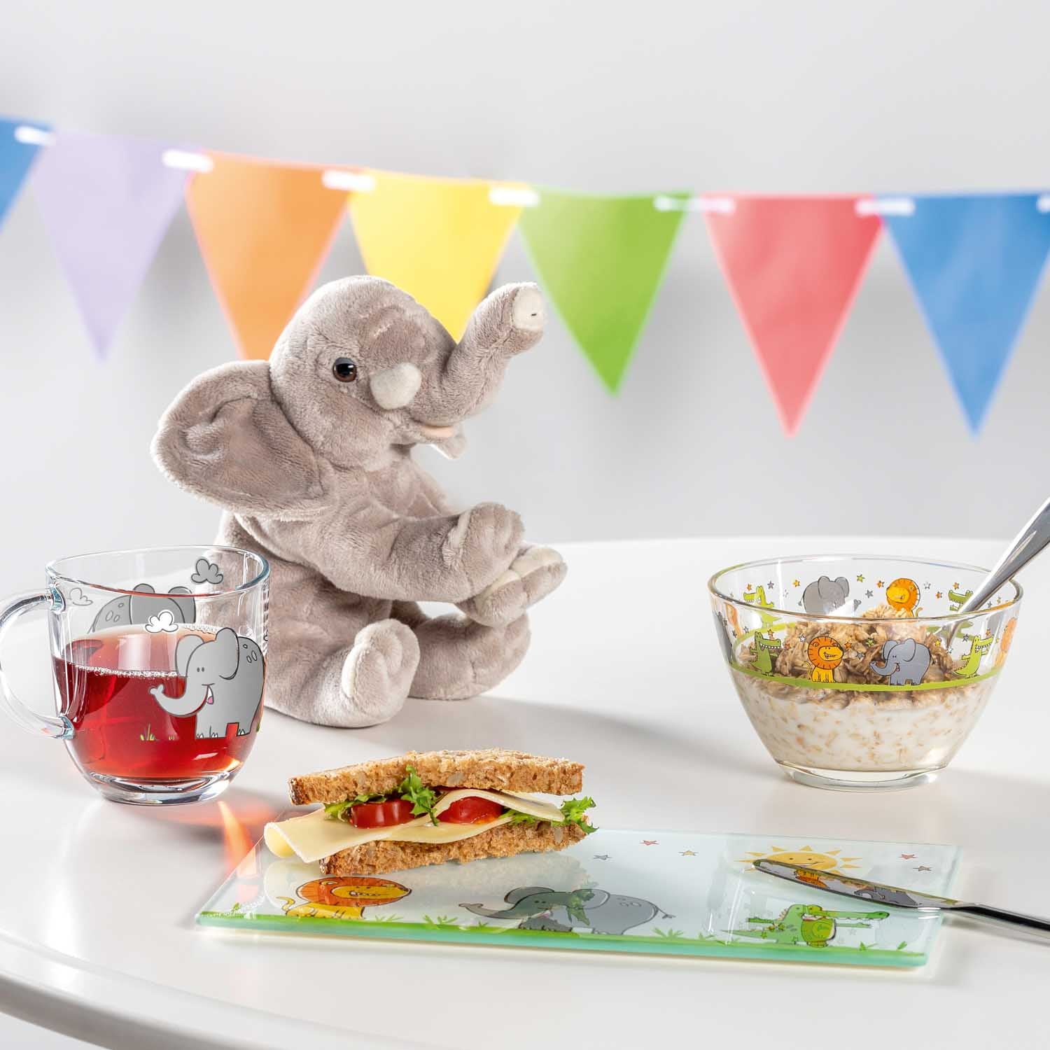 Tasse BAMBINI mit Elefantenmotiv, Frühstückstisch mit Sandwich, Müslischale und Getränk
