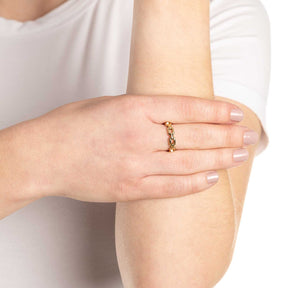 Frau traegt goldenen Ring ROCKY 16 CIAO an der Hand