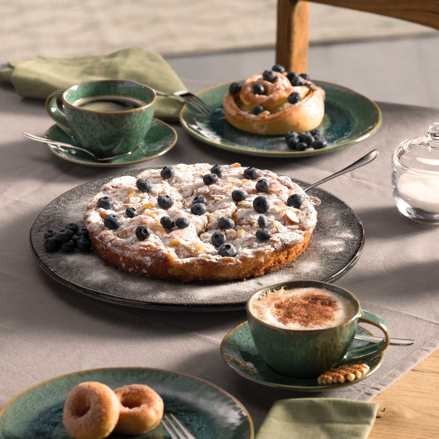 Tortenplatte MATERA mit Kuchen, Donuts und Kaffee auf gedecktem Tisch