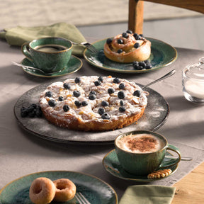 Tortenplatte MATERA mit Kuchen, Donuts und Kaffee auf gedecktem Tisch