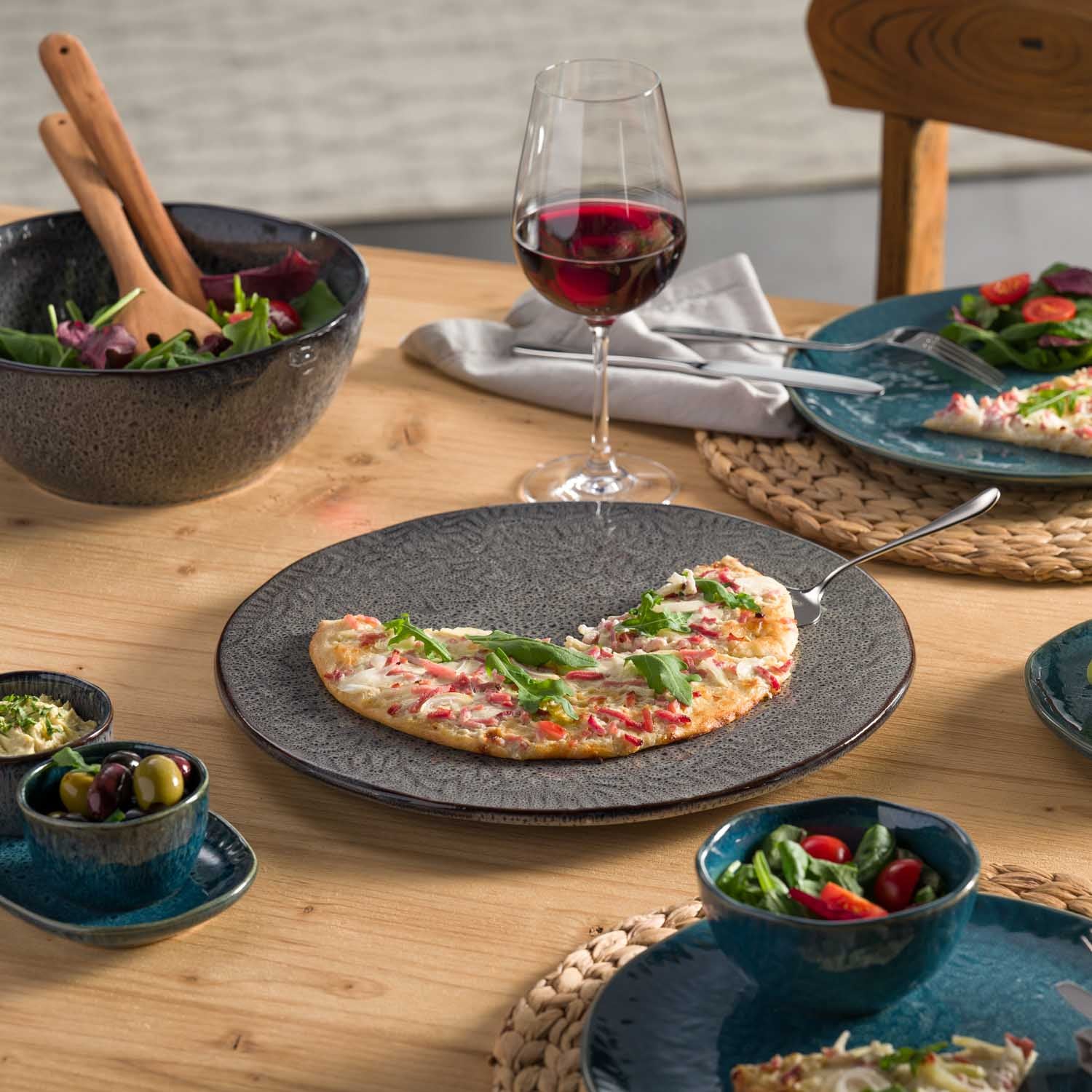 Tortenplatte MATERA auf gedecktem Tisch mit Speisen und Rotwein