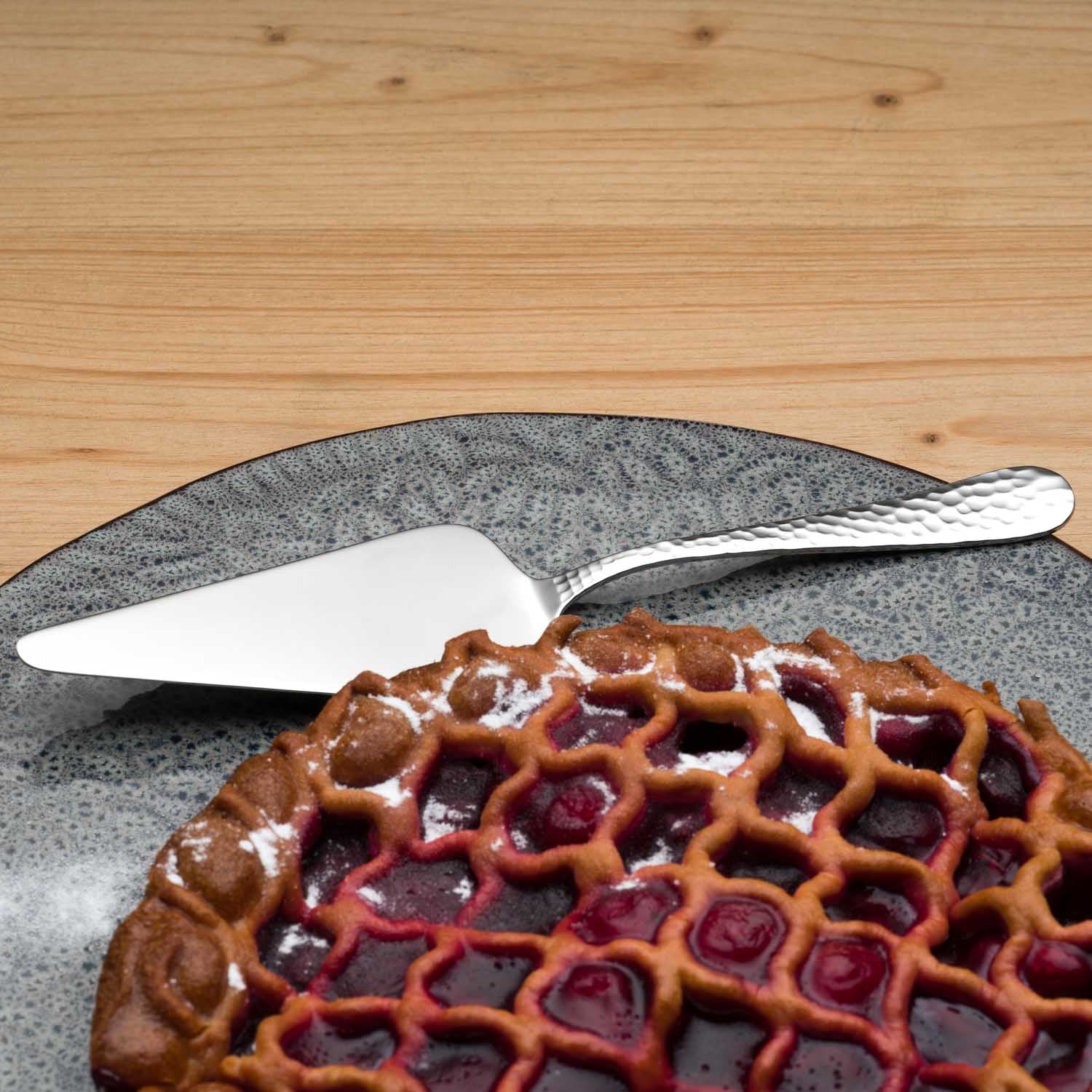 Tortenplatte MATERA mit Waffel und Kuchenheber auf Holzuntergrund