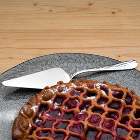 Tortenplatte MATERA mit Waffel und Kuchenheber auf Holzuntergrund