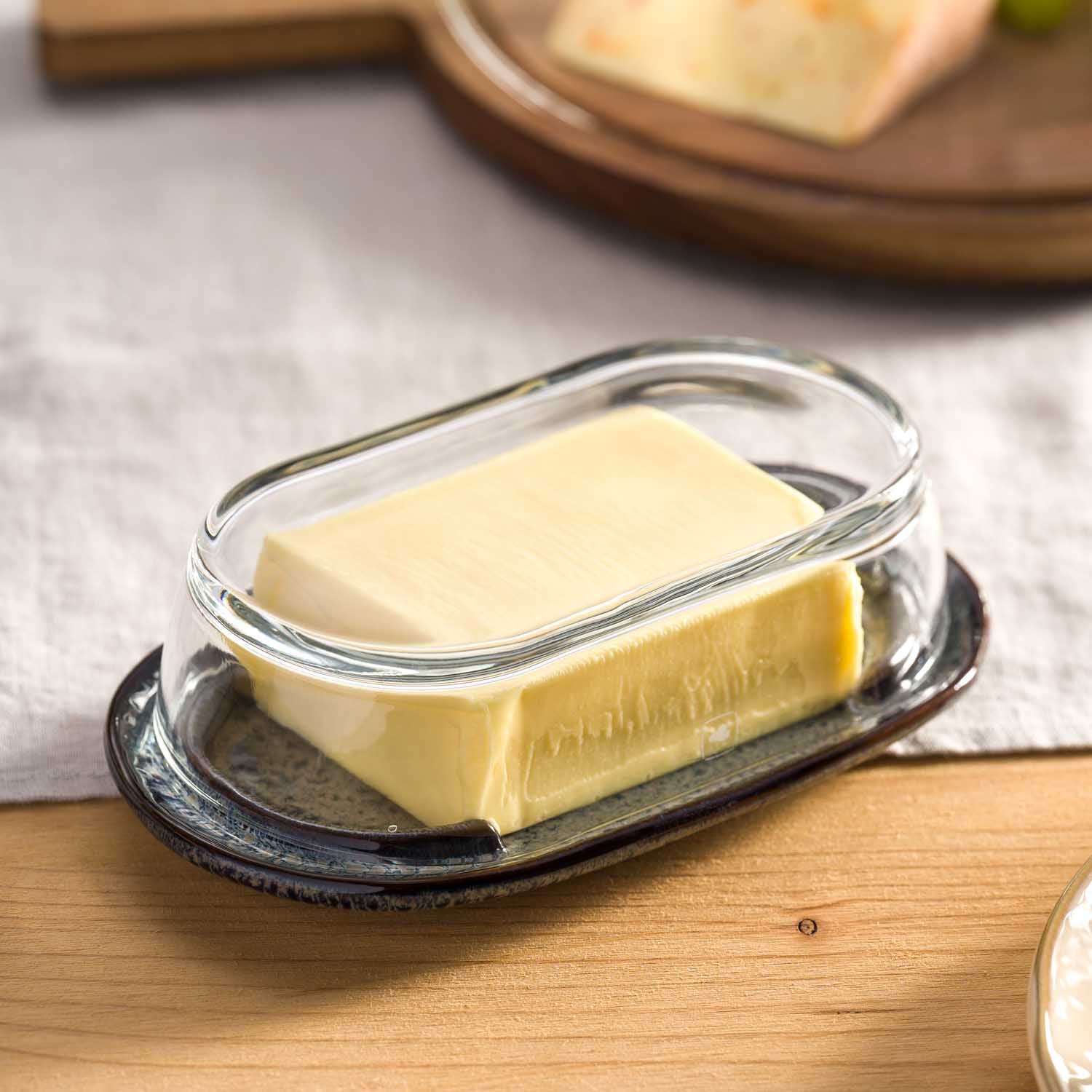 Butterdose MATERA anthrazit mit Butter auf Holzuntergrund und Glas-Deckel