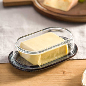 Butterdose MATERA anthrazit mit Butter auf Holzuntergrund und Glas-Deckel