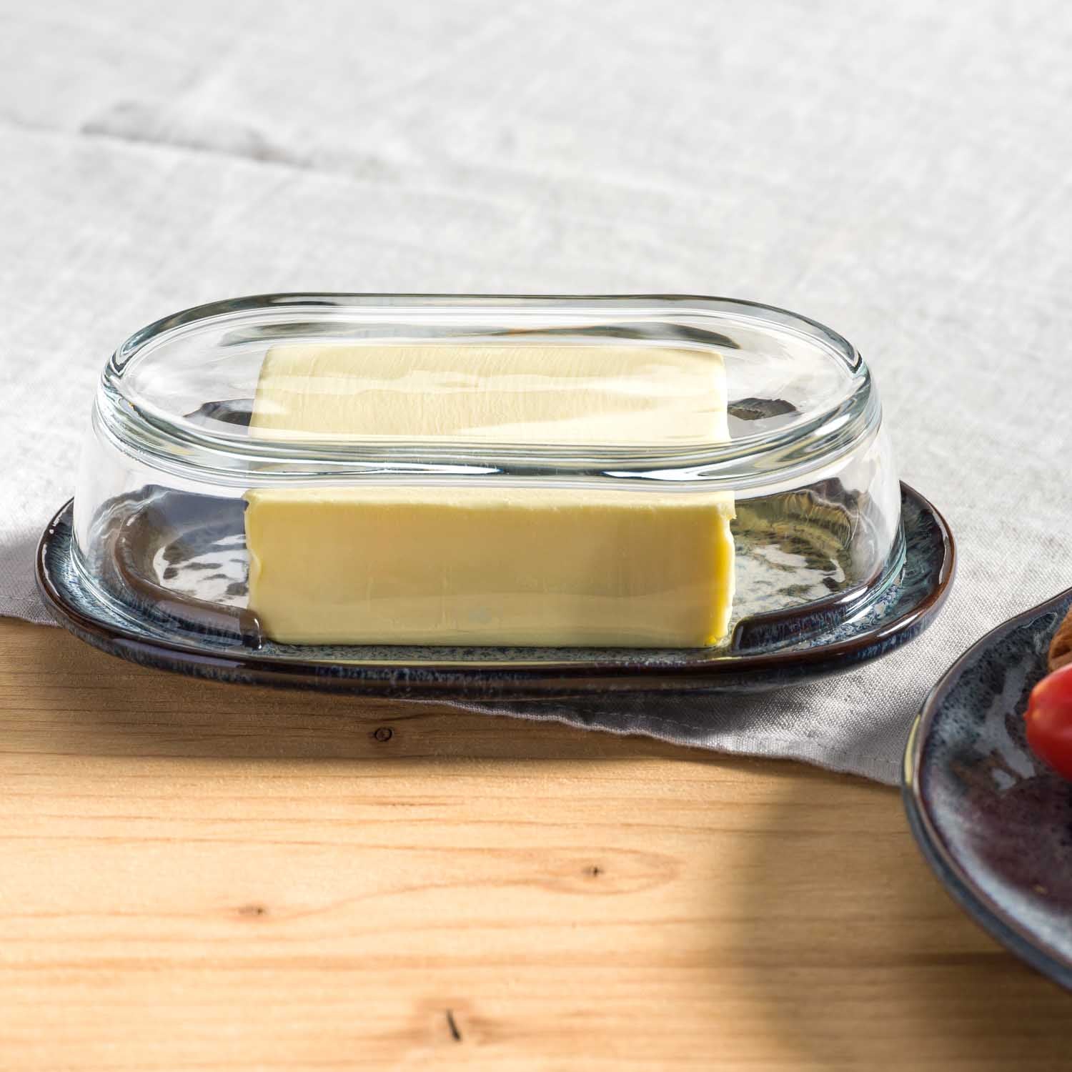 Butterdose MATERA anthrazit mit Butter auf Holzoberfläche