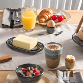 Butterdose MATERA anthrazit auf gedecktem Frühstückstisch