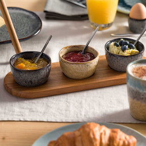 Keramikdipschalen MATERA mit Marmelade, Marmeladenabstrich und Müsli auf Holzbrett beim Frühstück