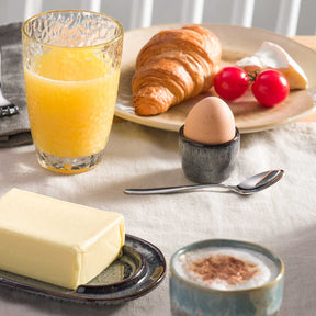 Eierbecher MATERA anthrazit in Frühstücksszene mit Ei, Croissant und Orangensaft