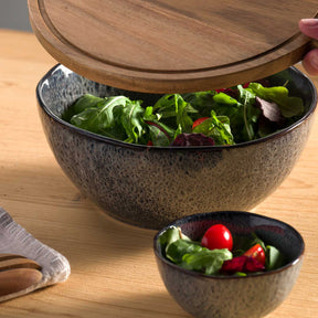 Schneidebrett MATERA mit Holzdeckel, Salatschalen mit Gemüse auf Holztisch
