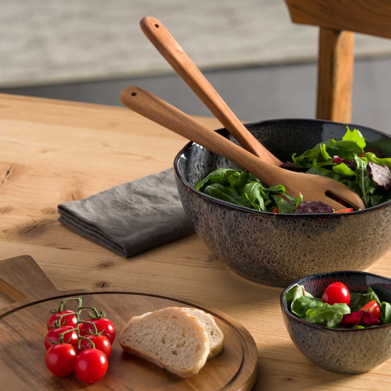 Salatbesteck MATERA in Akazienholz auf Holztisch mit Salat und Gemüse