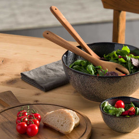 Salatbesteck MATERA in Akazienholz auf Holztisch mit Salat und Gemüse