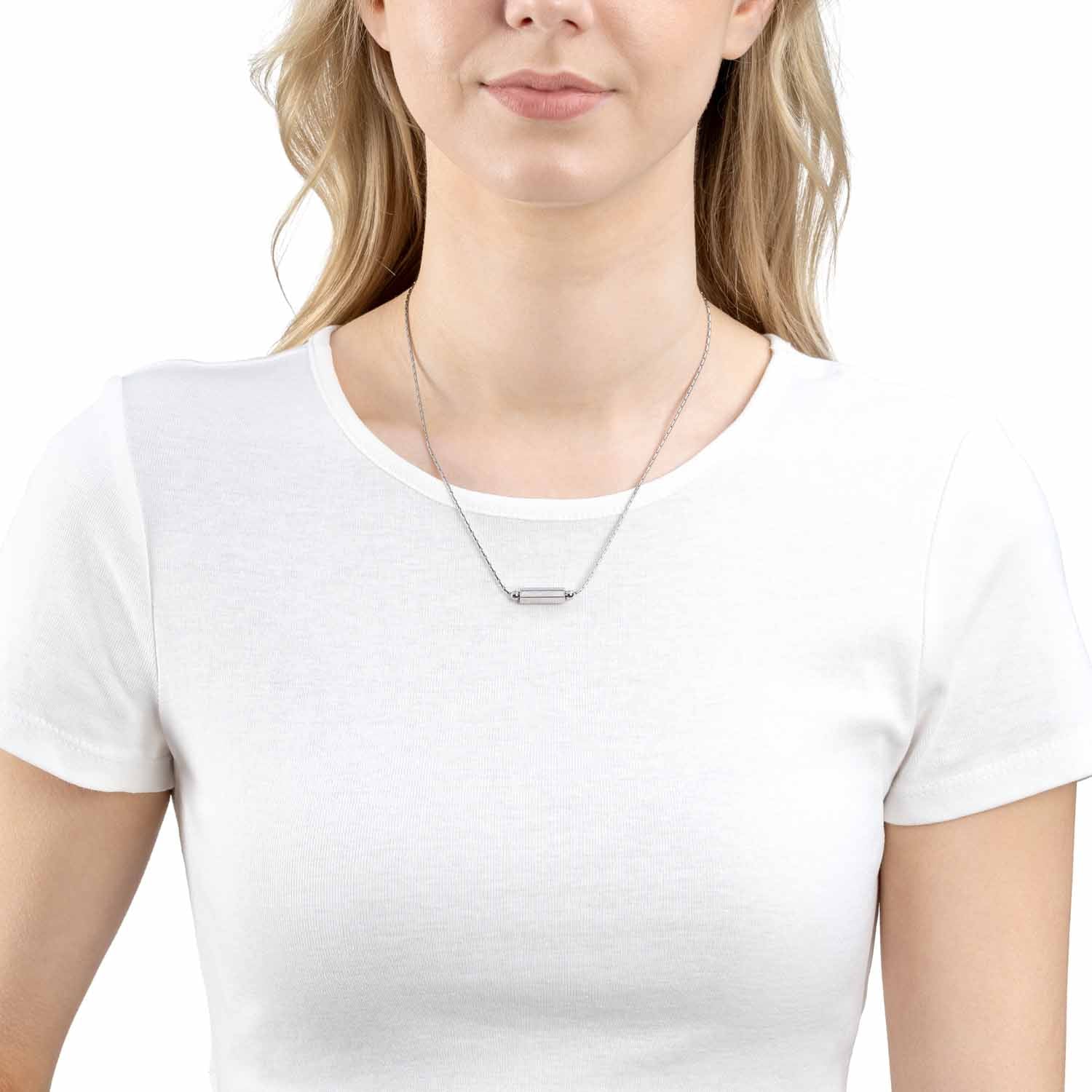Frau trägt weiße Shirt mit silberner Halskette 45 Pilea