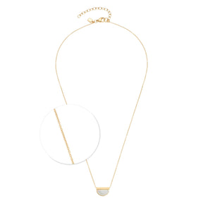 Halskette MIMO mit goldener Kette und Muschelanhänger, Detailansicht der Kettenglieder