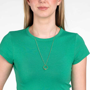Halskette LEDA 60 cm CIAO gold an Frau getragen, grünes T-Shirt