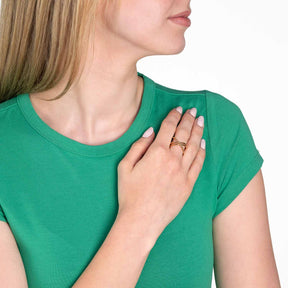 Frau traegt Ring TRINITY 16 CIAO in Gold an der Hand