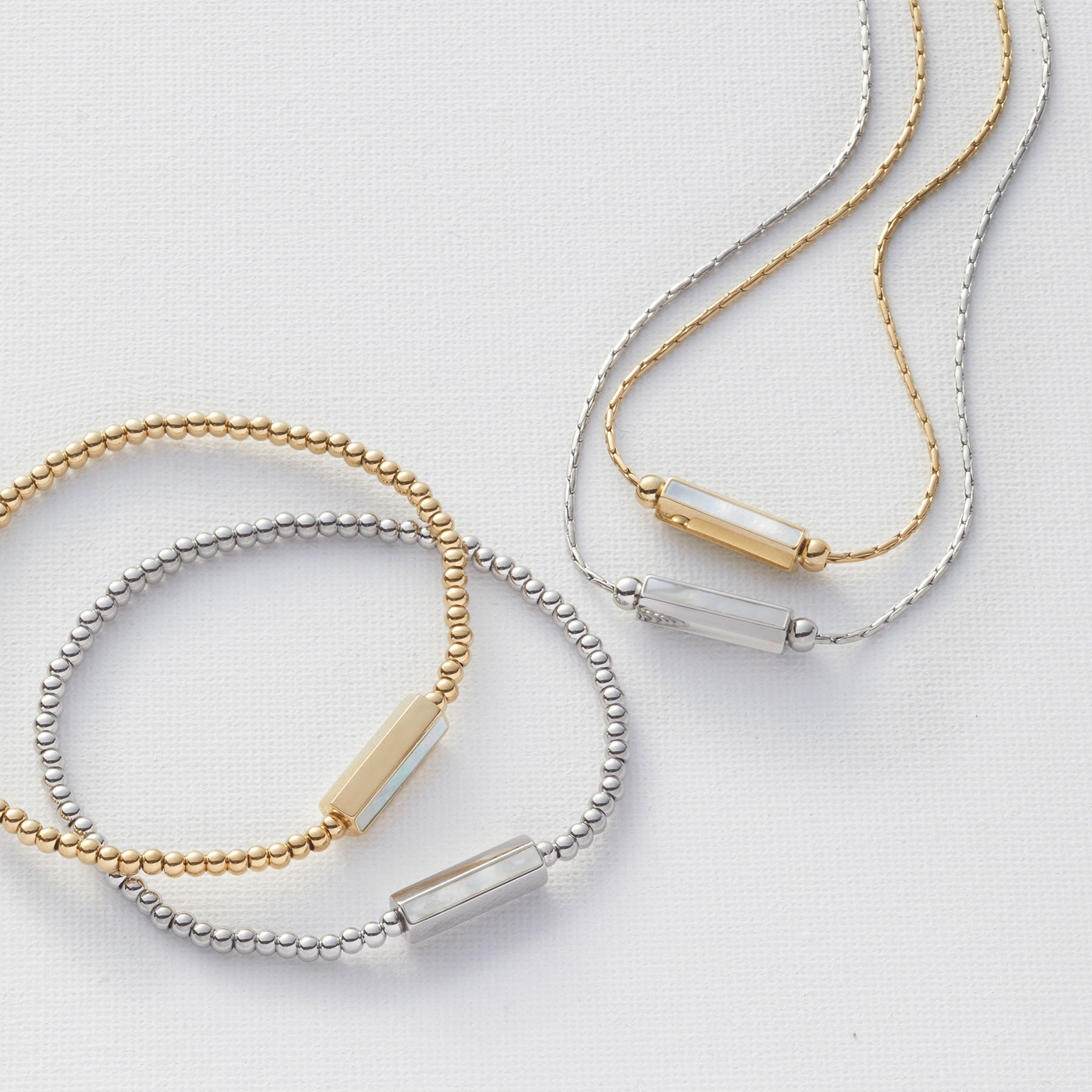 Halskette PILEA und passende Armbänder in Gold- und Silbertönen, Detailansicht
