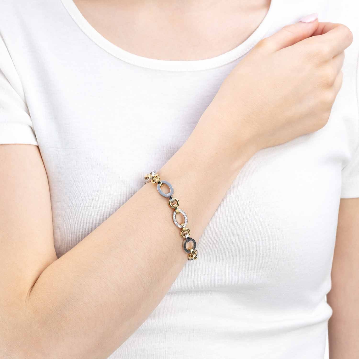 Frau traegt bicolor Armband LENA an der Wrist