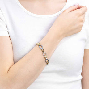 Frau traegt bicolor Armband LENA an der Wrist