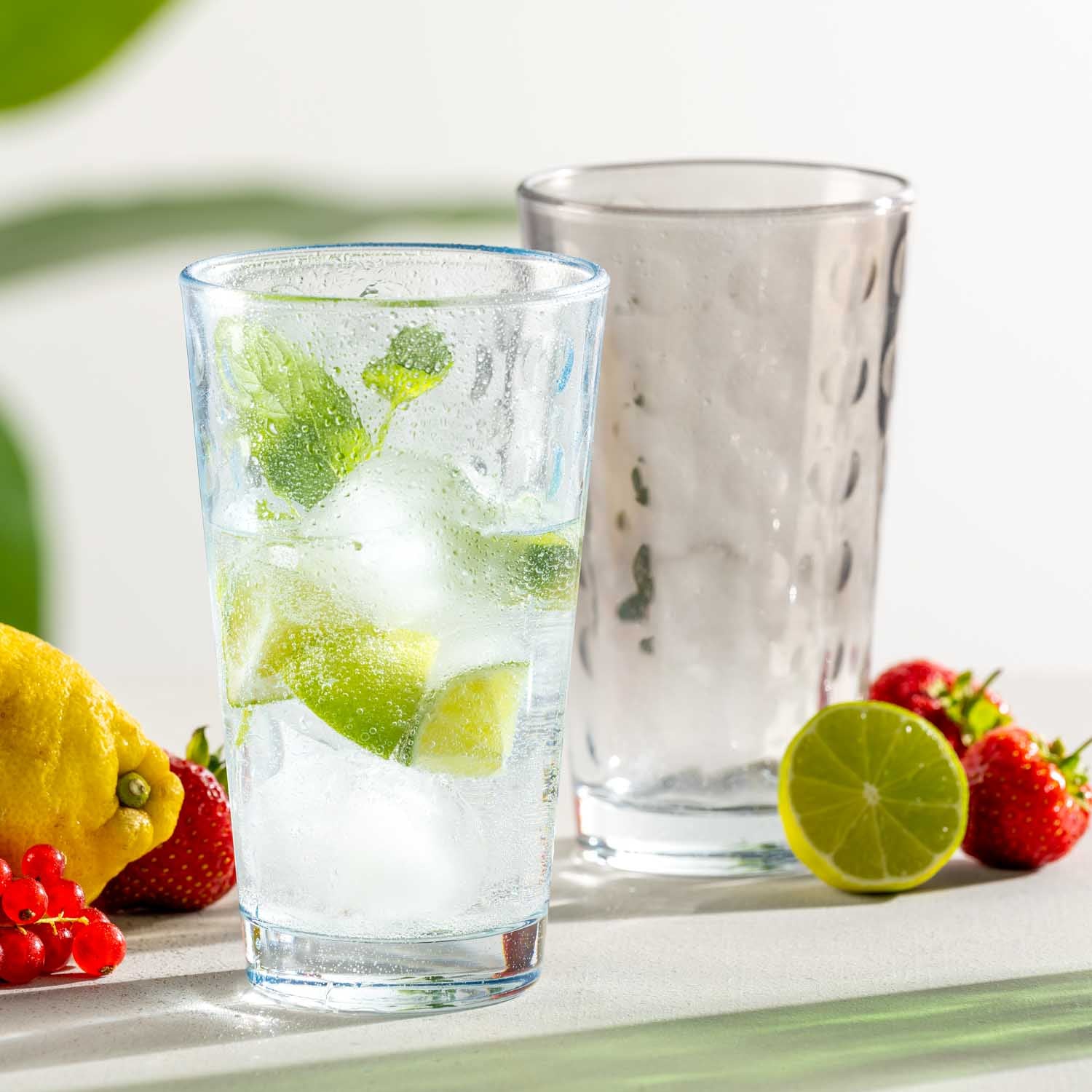 Trinkglas OPTIC mit Mojito, Limette und Beeren auf weißer Oberfläche
