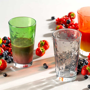 Trinkglas OPTIC 540 ml hellgrün mit Getränken und Beeren auf Tisch