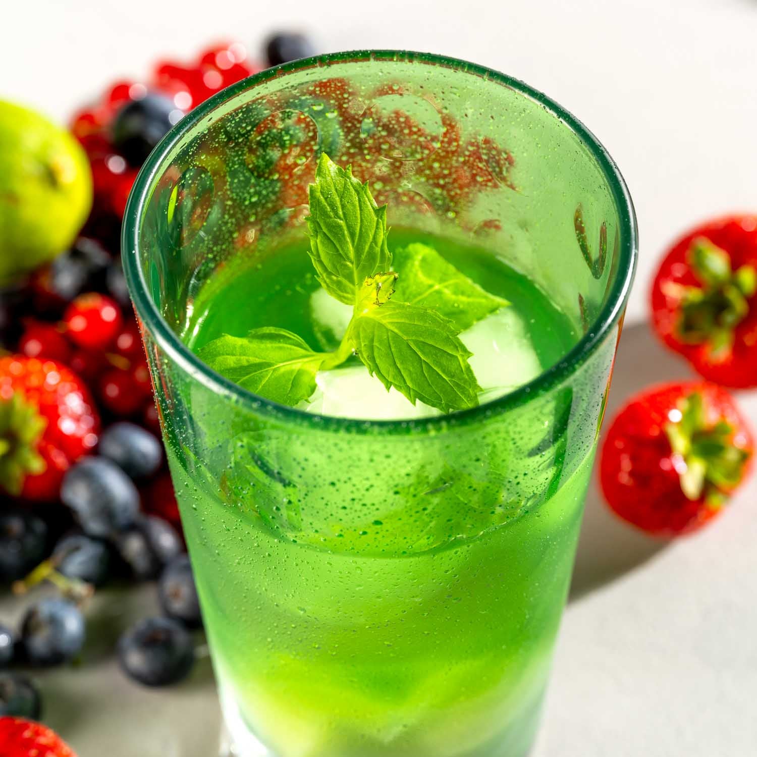 Trinkglas OPTIC mit grünem Getränk, Minzblatt und Beeren