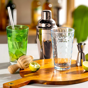 Trinkglas OPTIC mit grünem Cocktail, Shaker und Zitrone auf Holzbrett