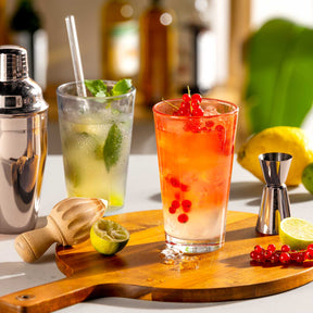 Trinkglas OPTIC mit Cocktails und Früchten auf Holzbrett, Barausstattung im Hintergrund
