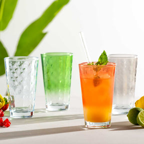 Trinkglas OPTIC 540 ml 4er-Set mit Getränken und Früchten auf Tisch