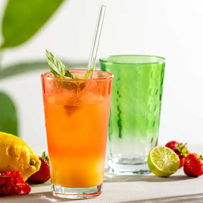 Trinkglas OPTIC mit Cocktails, Früchten und Kräutern auf weißem Hintergrund