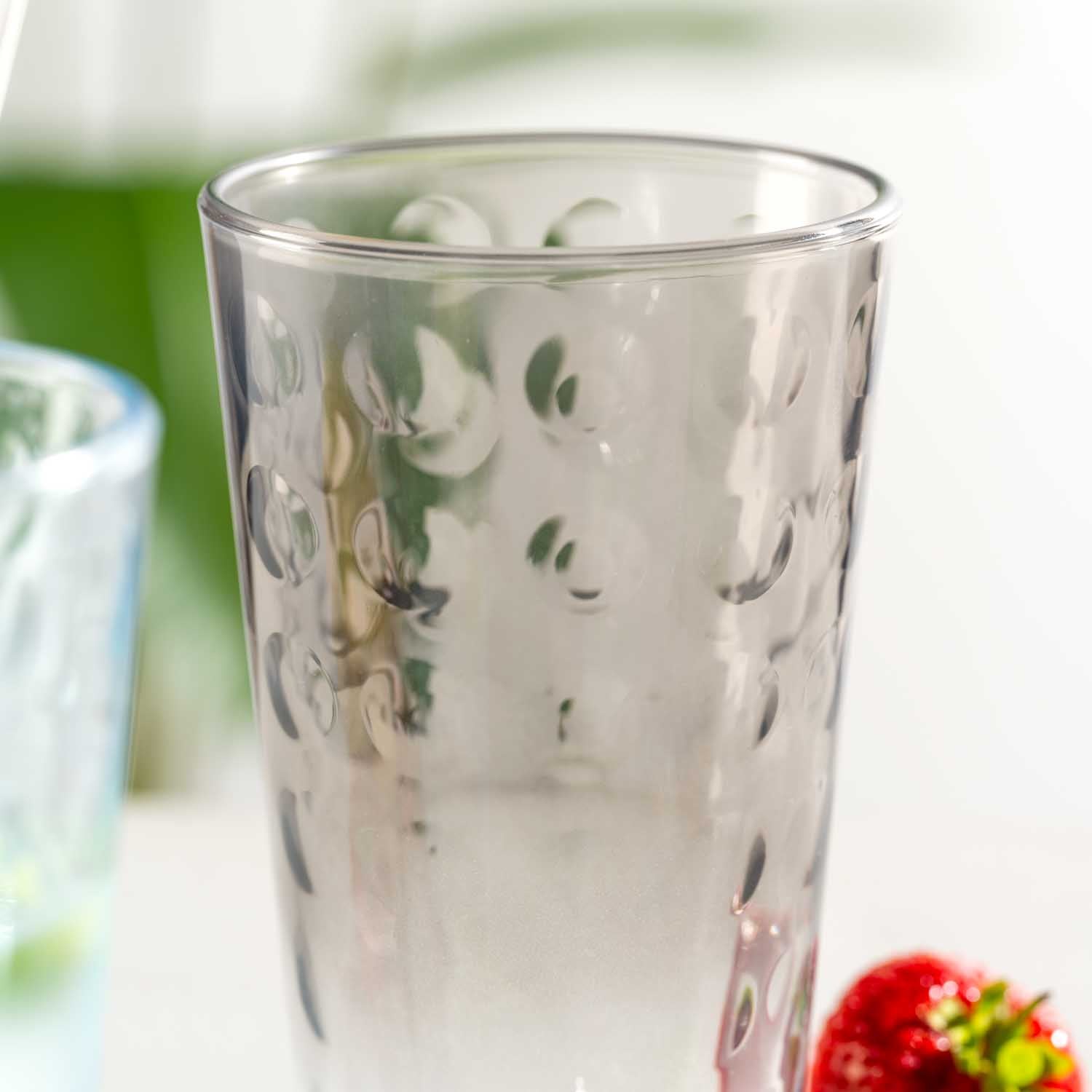 Trinkglas OPTIC mit Wasser und Eiswürfeln, daneben Erdbeere