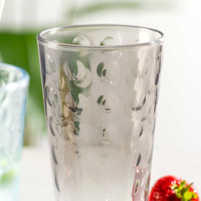 Trinkglas OPTIC mit Wasser und Eiswürfeln, daneben Erdbeere