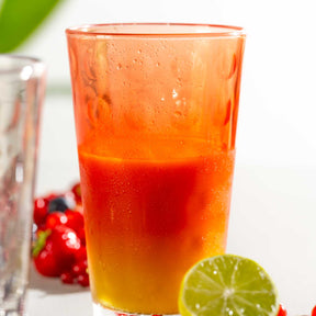 Trinkglas OPTIC mit rotem Getränk, Limettenscheibe und Beeren