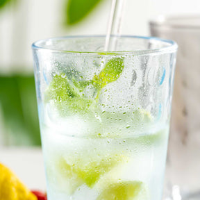Trinkglas OPTIC mit Mineralwasser, Limette und Minze gefüllt