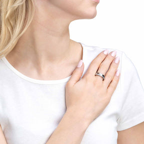 Frau trägt silberglänzenden Ring BRILLANTE 17 an der Hand