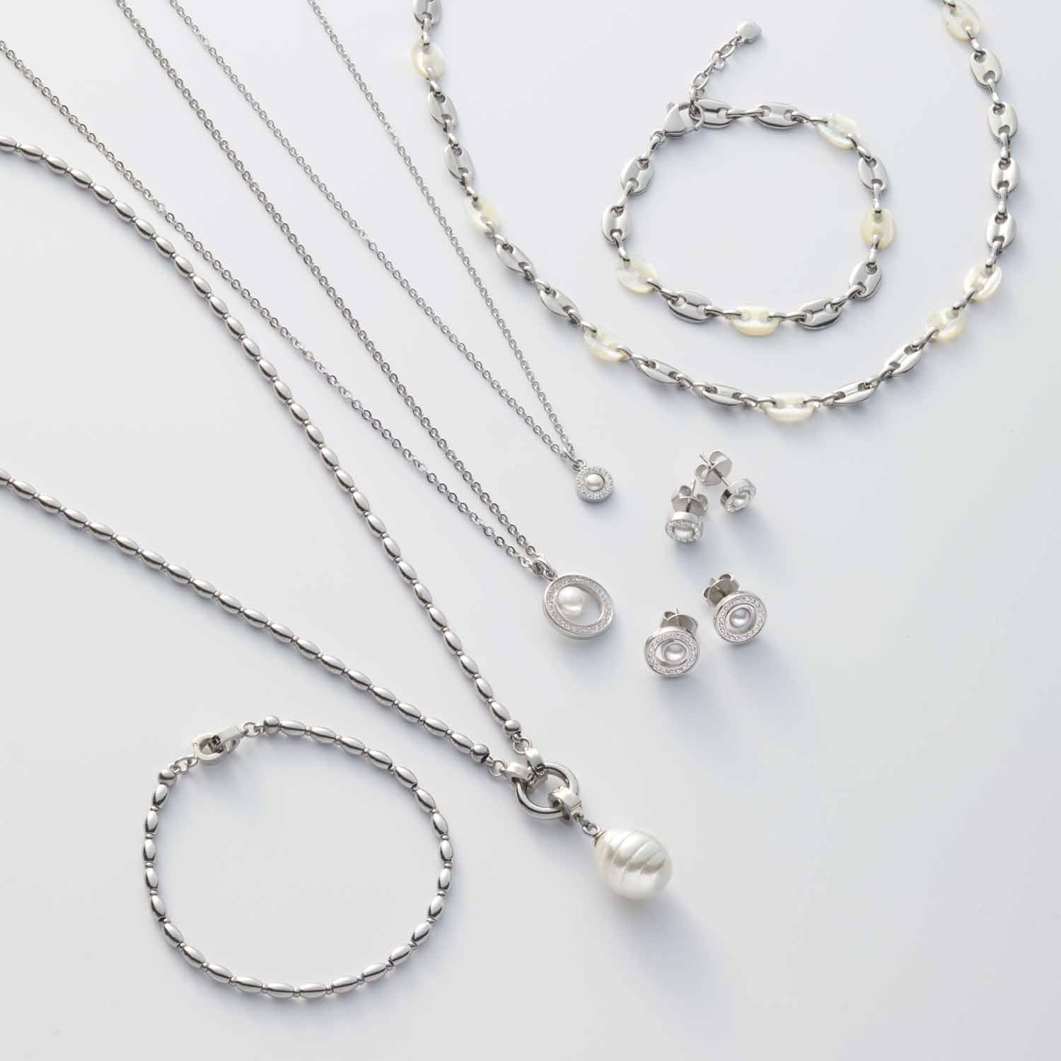 Halskette LINDI mit Perlmutt-Anhänger, Armbänder und Ohrringe aus der Serie auf weißem Hintergrund