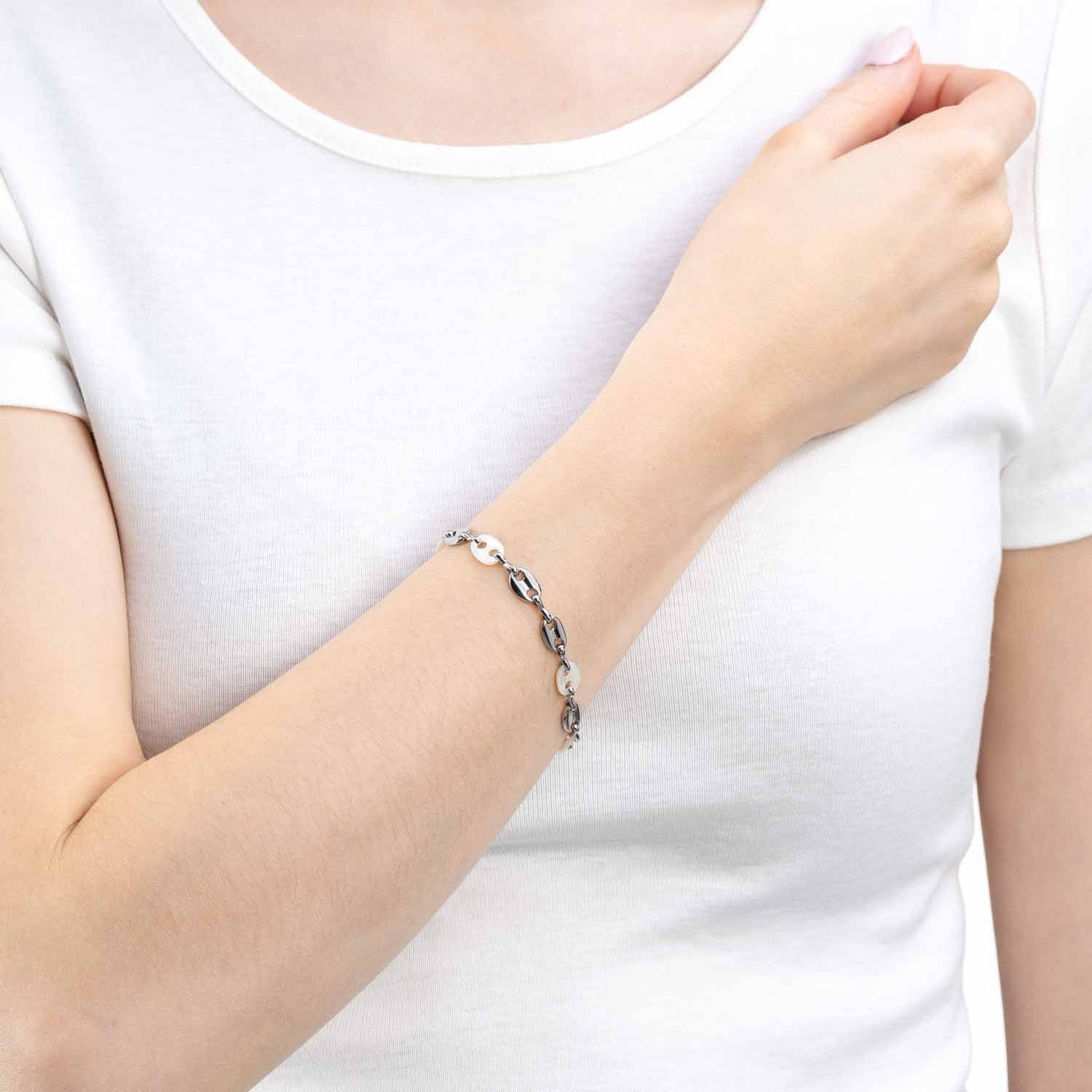 Armband LINDI silber an Frauenarm getragen, weisses Shirt