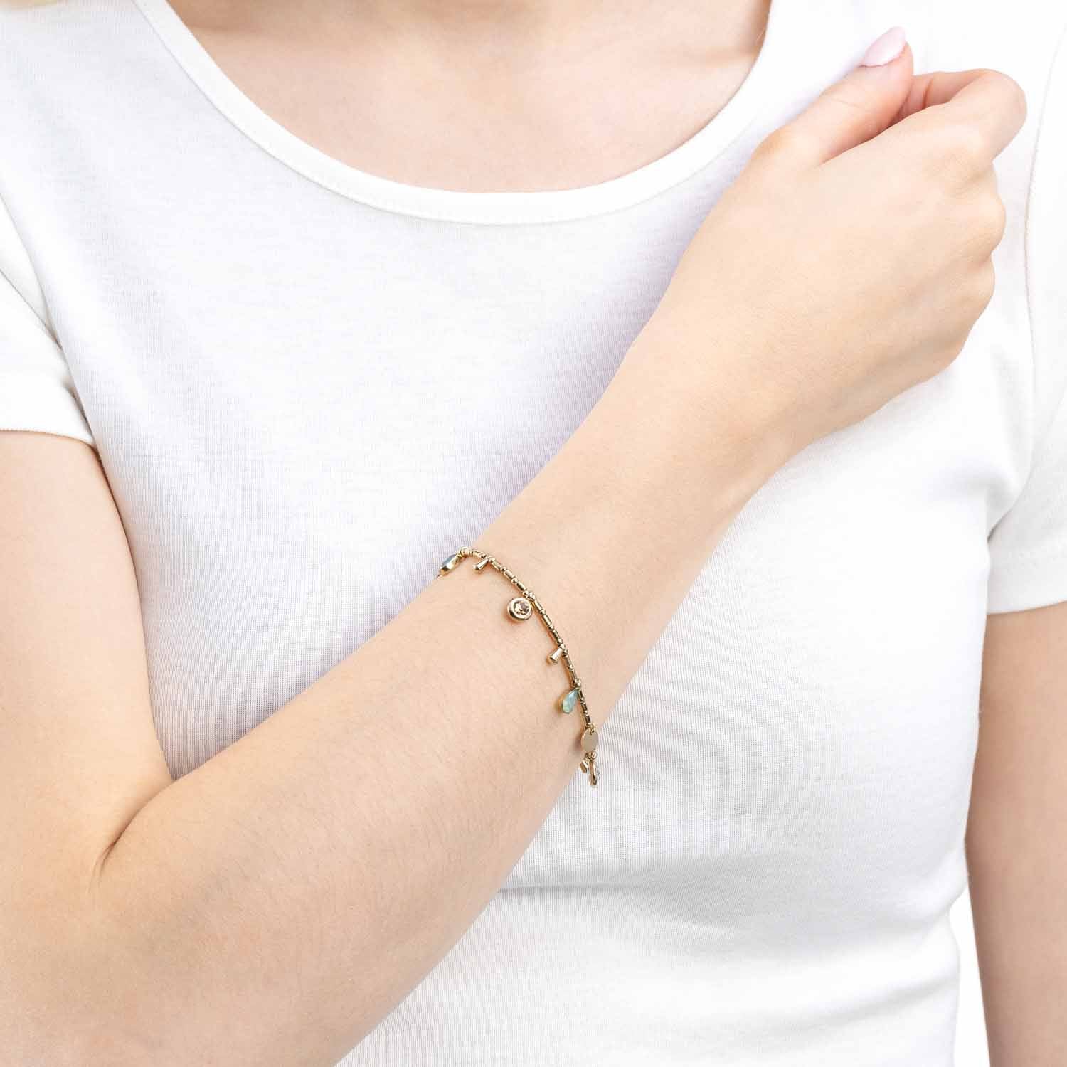 Frau traegt Armband ELLA mit mehrfarbigen Glasperlen am Handgelenk