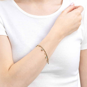 Frau traegt Armband ELLA mit mehrfarbigen Glasperlen am Handgelenk