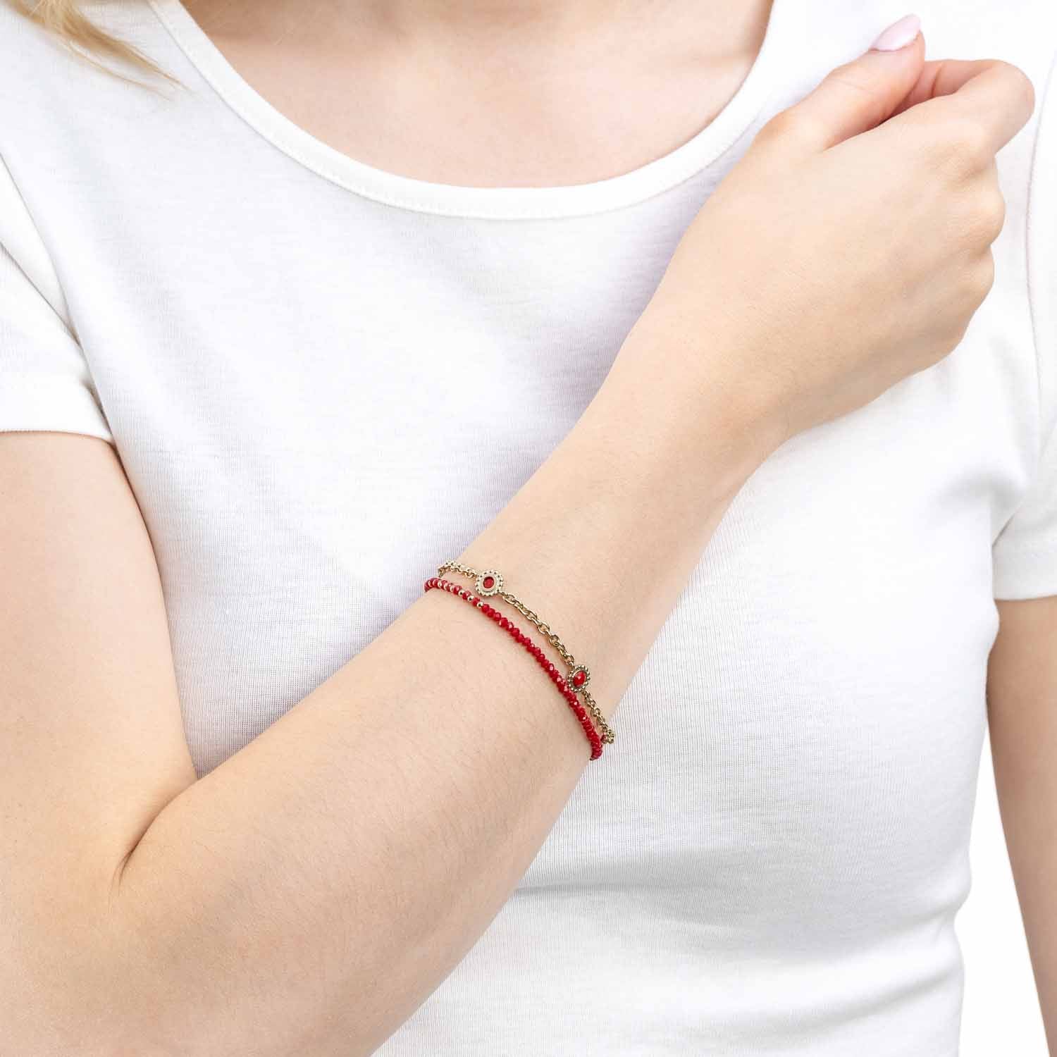 Armband FLORENA rot an Frauenarm getragen, weisses Shirt
